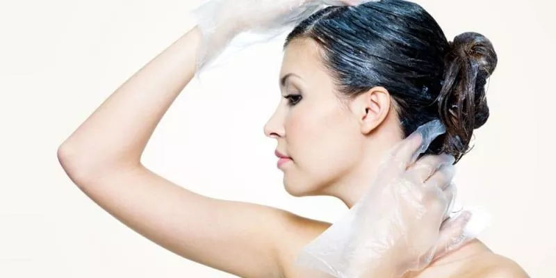 Промойте волосы осветляющим шампунем
